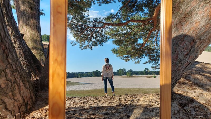 Patricia Post in de natuur in Soest, kijkend over het landschap